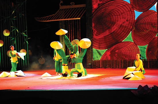 Các tiết mục xiếc và rối có giá trị văn hóa truyền thống của Việt Nam trong chương trình Sắc màu Phương Nam của Nhà hát nghệ thuật Phương Nam.