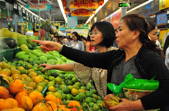 Trái cây, rau củ từ các địa phương được người tiêu dùng chọn mua tại hệ thống siêu thị Co.op.  Ảnh: Minh Tâm