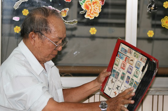 Ông Đỗ Thành Kim và bộ tem quý của mình.