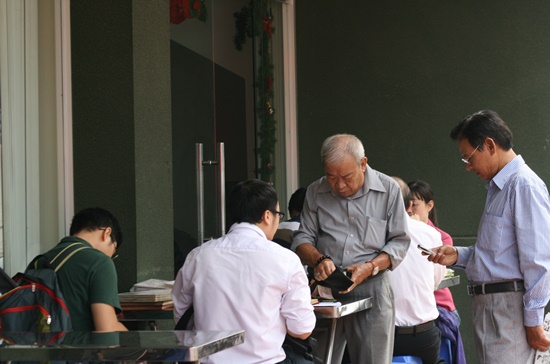 Cứ vào sáng thứ Bảy cách tuần là đông đảo người chơi tem đến chợ tem ở số 18 Đinh Tiên Hoàng, quận 1, TPHCM để mua bán, trao đổi tem.       Ảnh: Tấn Phú