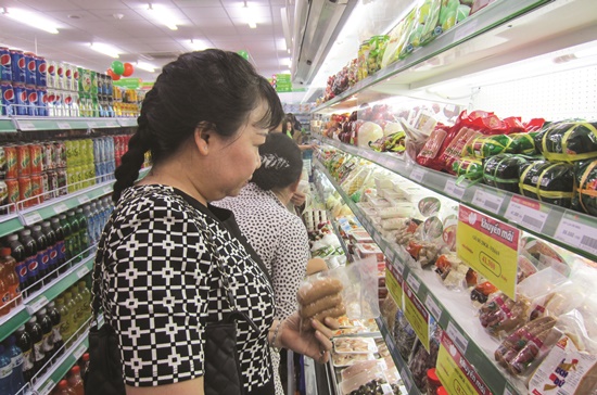 Các hệ thống siêu thị trên địa bàn TPHCM đang đưa ra các chương trình khuyến mãi để thu hút người tiêu dùng trong những ngày tết. Ảnh: T.L
