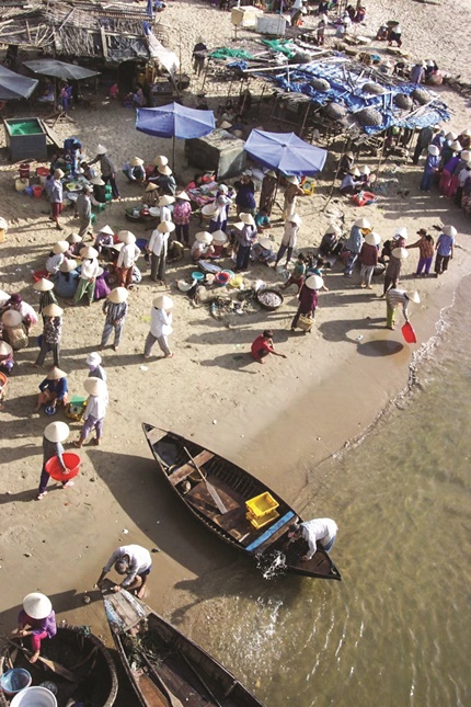 Chợ cá dưới chân cầu Trần Phú, ngay cửa sông Nha Trang, nay không còn nữa. Ảnh: P.Đ.Q