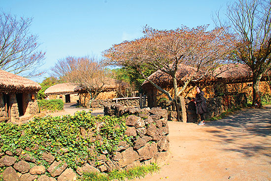 Làng văn hóa dân tộc Jeju, nơi làm phim trường cho bộ phim nổi tiếng Dae Jang Geum.