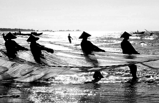 Ngoài cái nghề đi cào nghêu (nạo vạn), dân vùng biển Trà Cổ còn ra biển đánh bắt bằng lưới chài.