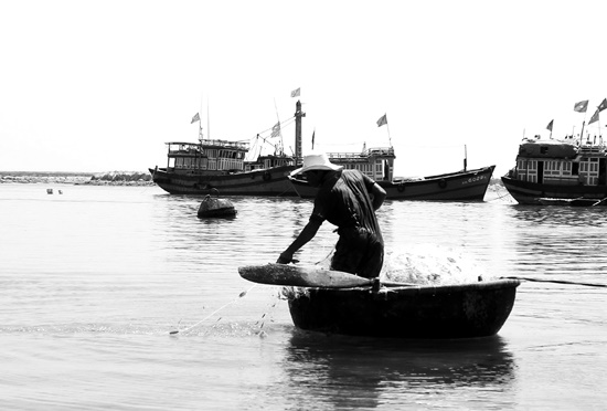 Thuyền thúng chai truyền thống vẫn là phương tiện đi biển đánh bắt gần bờ của ngư dân. Ảnh: Nguyễn Vinh