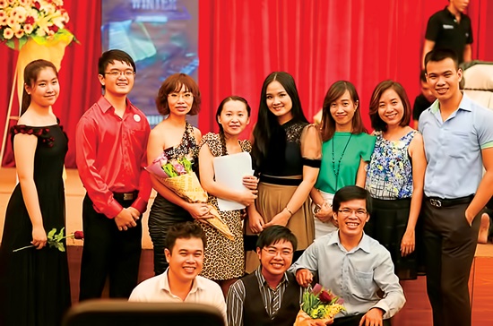 Những thành viên của Nhóm bạn yêu nhạc cổ điển Sài Gòn chụp ảnh lưu niệm trong một buổi biểu diễn tại Nhạc viện TPHCM.