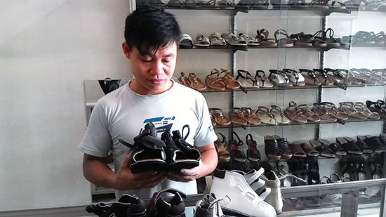 Anh Trung giới thiệu một số mẫu giày dành cho người khuyết tật.