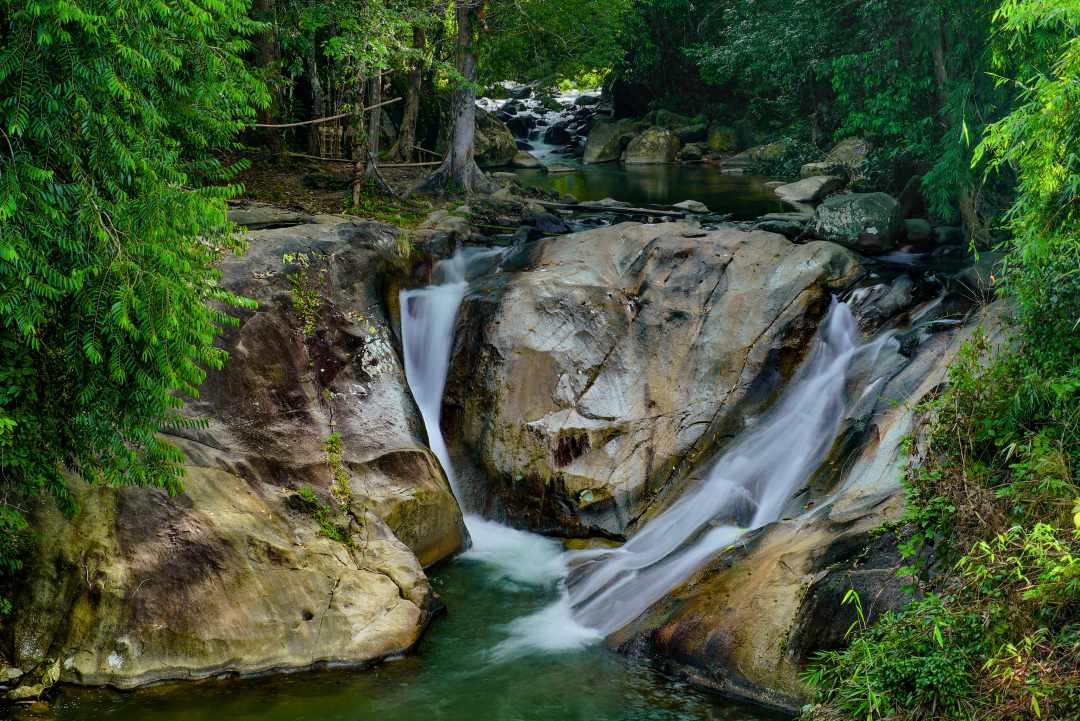 Đẹp ngỡ ngàng thác đá granite ở Đắk Nông - Sài Gòn Tiếp Thị