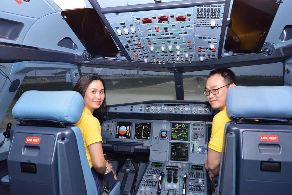 Ngắm tổ hợp buồng lái mô phỏng siêu máy bay A350 Boeing 787 đầu tiên tại  Việt Nam  Báo Người lao động