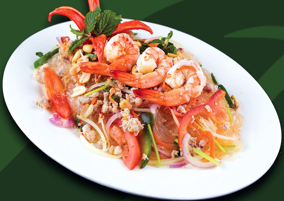 Các bước cơ bản để chuẩn bị và chế biến gỏi miến hải sản Thái Lan?
