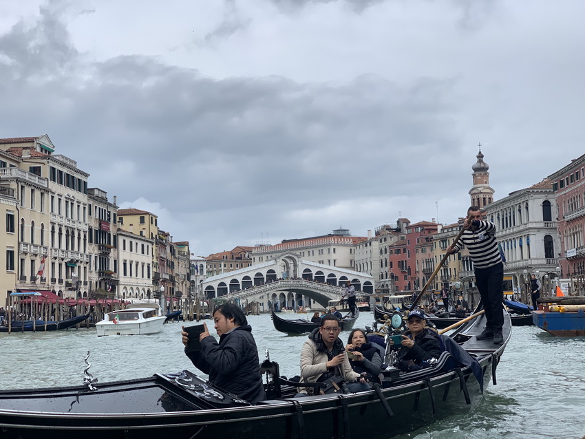Gondola, con thuyền biểu tượng du lịch Venice