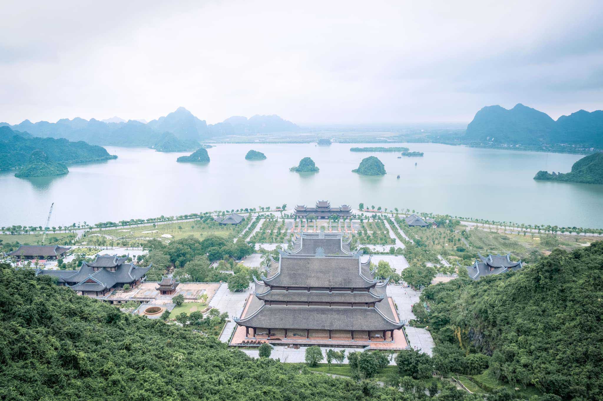 Ngắm \'vịnh Hạ Long trên cạn\' tại ngôi chùa lớn nhất thế giới ở Hà Nam
