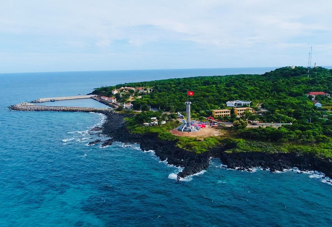 Đảo Cồn Cỏ: Mời bạn đến với hòn đảo đẹp như mơ - Đảo Cồn Cỏ. Với những tòa tháp cổ kính và cảnh quan hoang sơ đầy nên thơ, đây là điểm đến lý tưởng để khám phá nét đẹp tự nhiên của biển Đông.