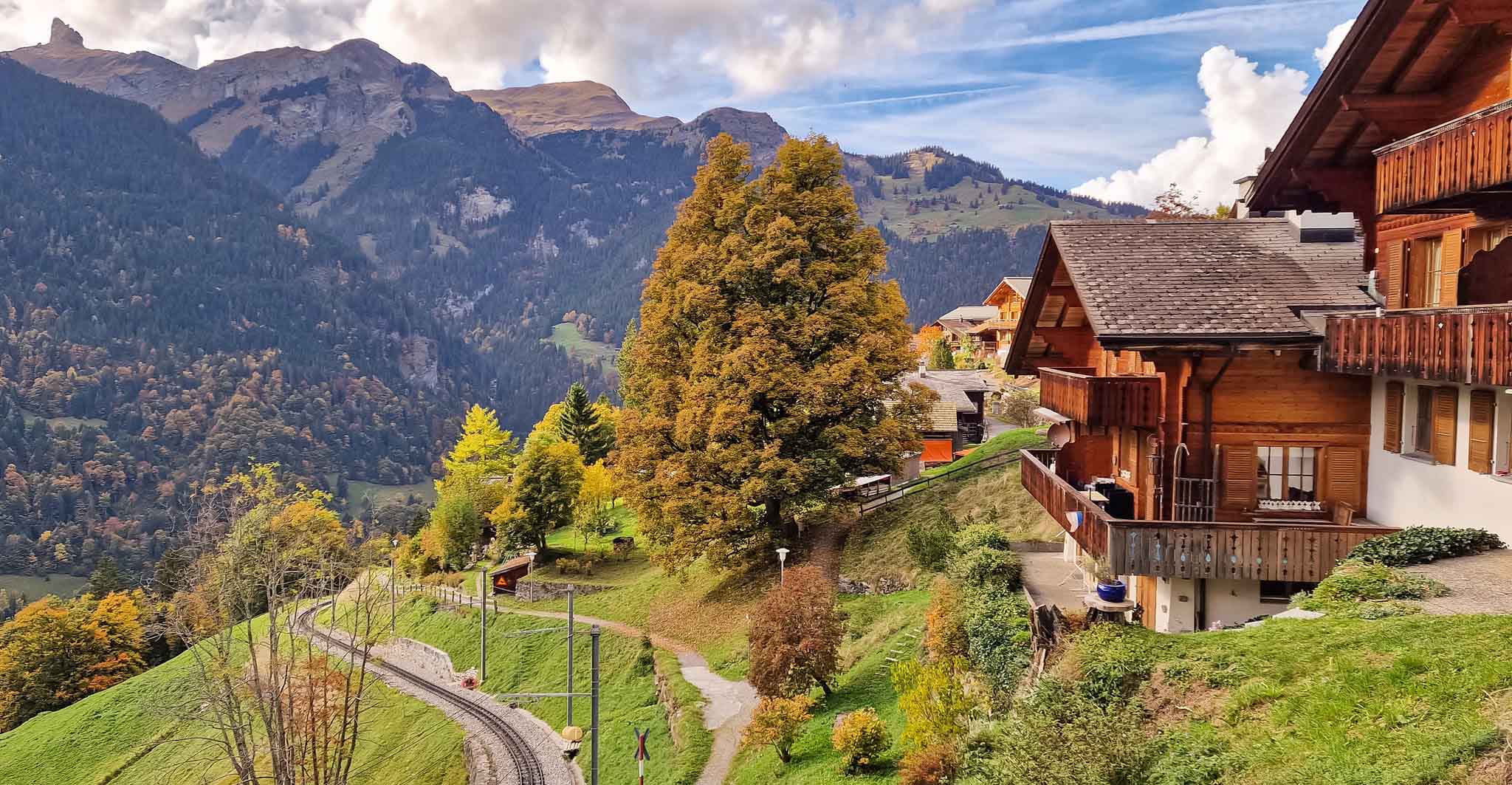 Mùa Thu ở ngôi làng không có xe hơi, đẹp như tranh vẽ ở Thụy Sĩ
