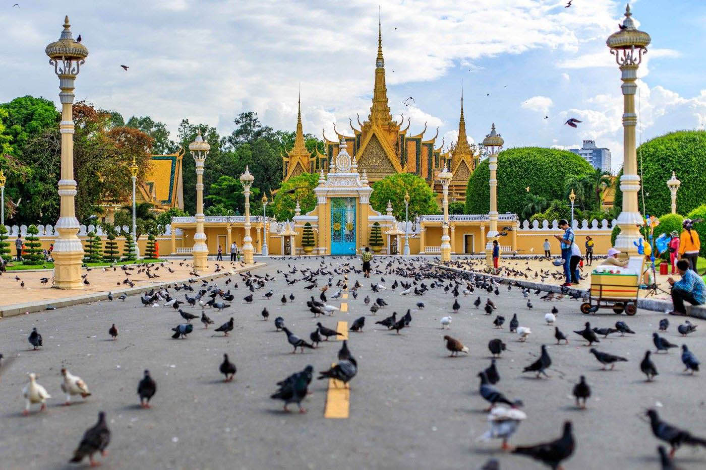 Ngắm hoàng hôn trên quảng trường 'sông bốn mặt' ở Campuchia