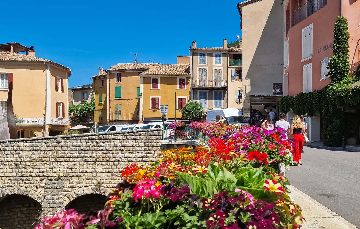 Moustiers-Sainte-Marie, ngôi làng 1600 năm tuổi đẹp bậc nhất nước Pháp