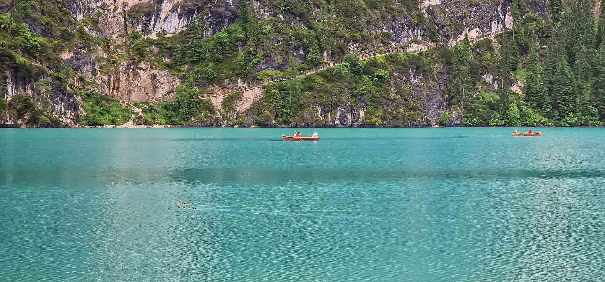 Lago di Braies, hồ nước xanh biếc ở miền Bắc nước Ý