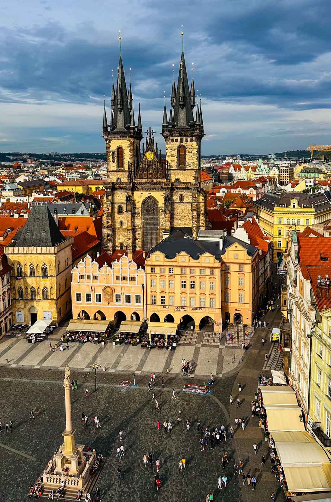 Đến Séc, khám phá sắc màu cổ kính tại 'thành phố trăm tháp'