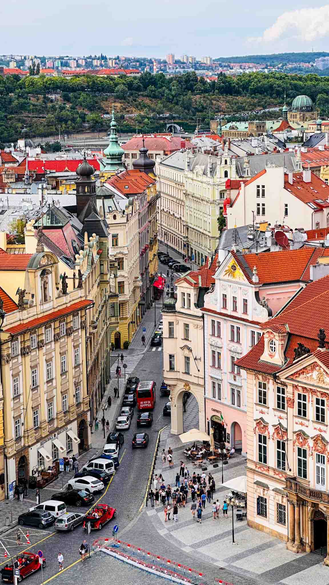 Đến Séc, khám phá sắc màu cổ kính tại 'thành phố trăm tháp'