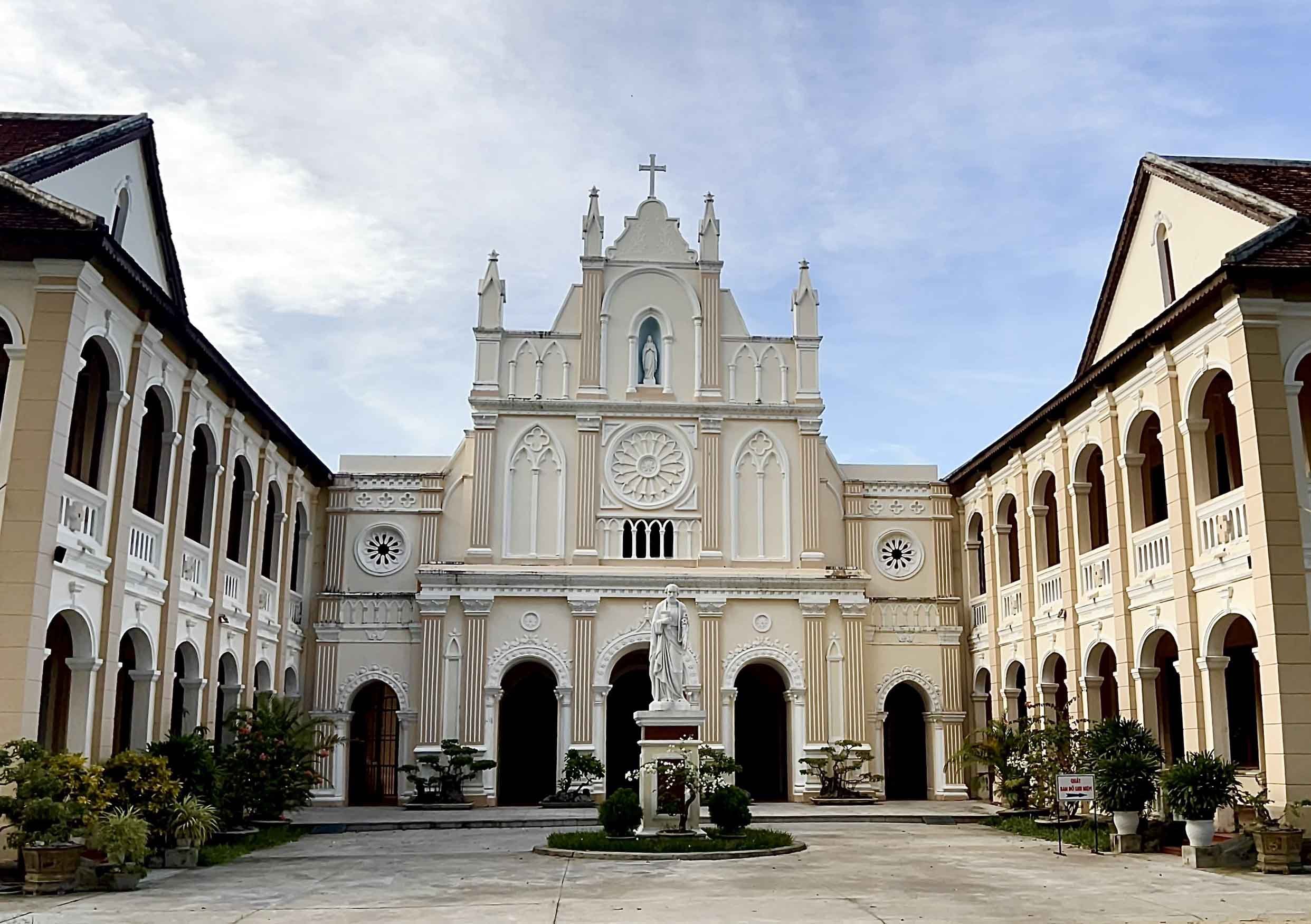 Nhà thờ có kiến trúc Gothic nằm giữa đồng lúa ở Bình Định
