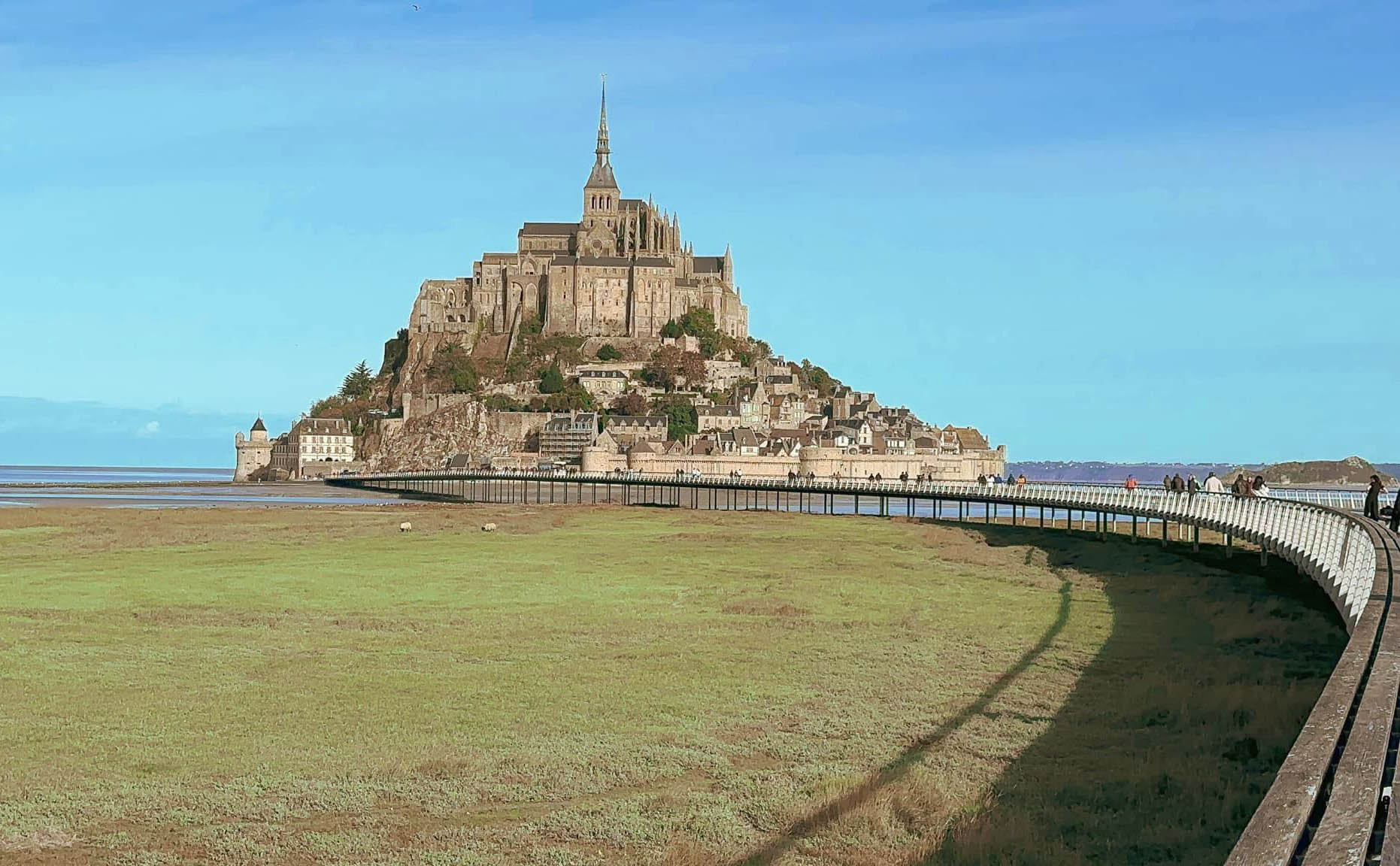 Tu viện cổ kính 1000 năm tuổi nằm giữa biển ở Pháp