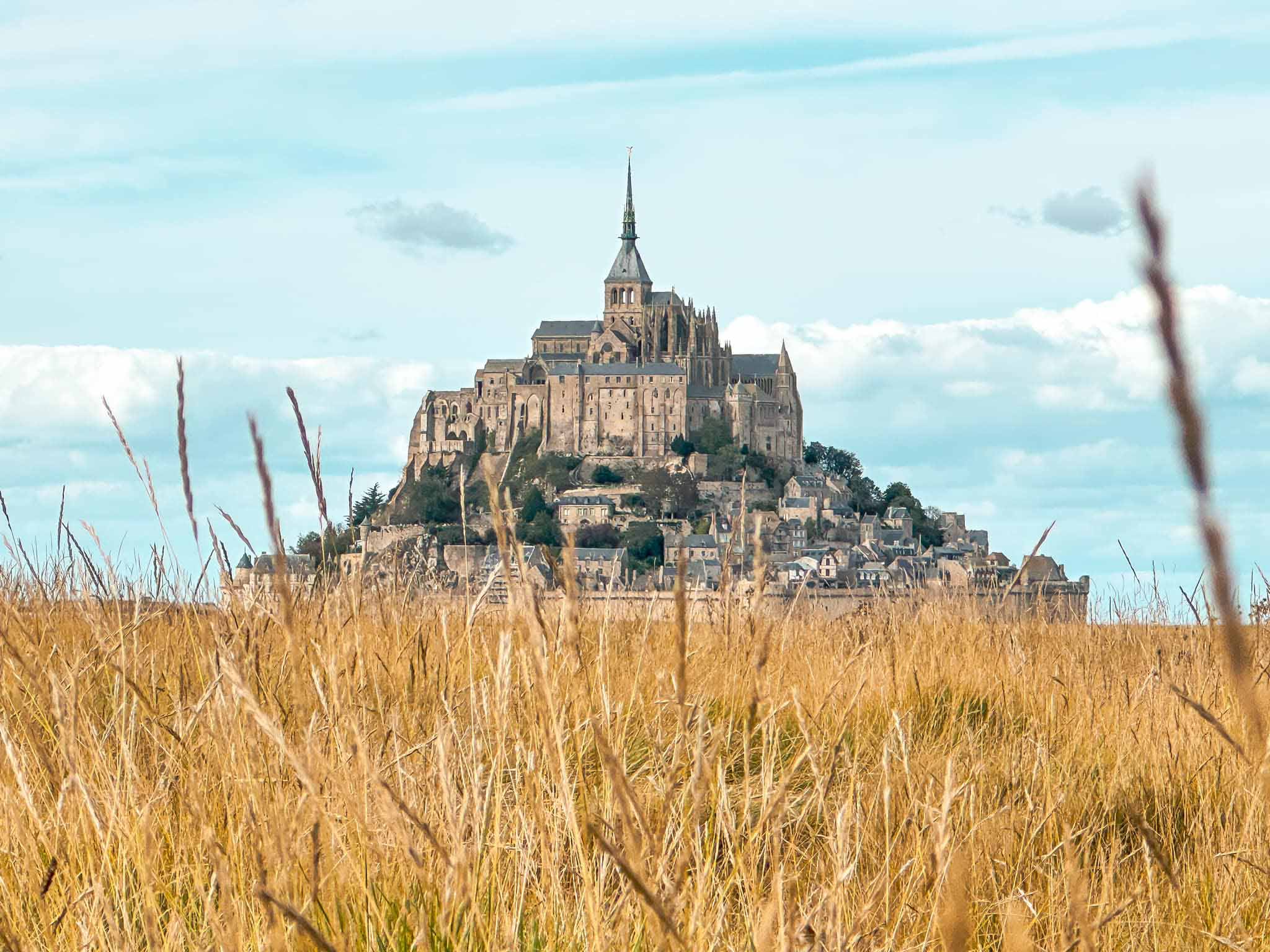 Tu viện cổ kính 1000 năm tuổi nằm giữa biển ở Pháp