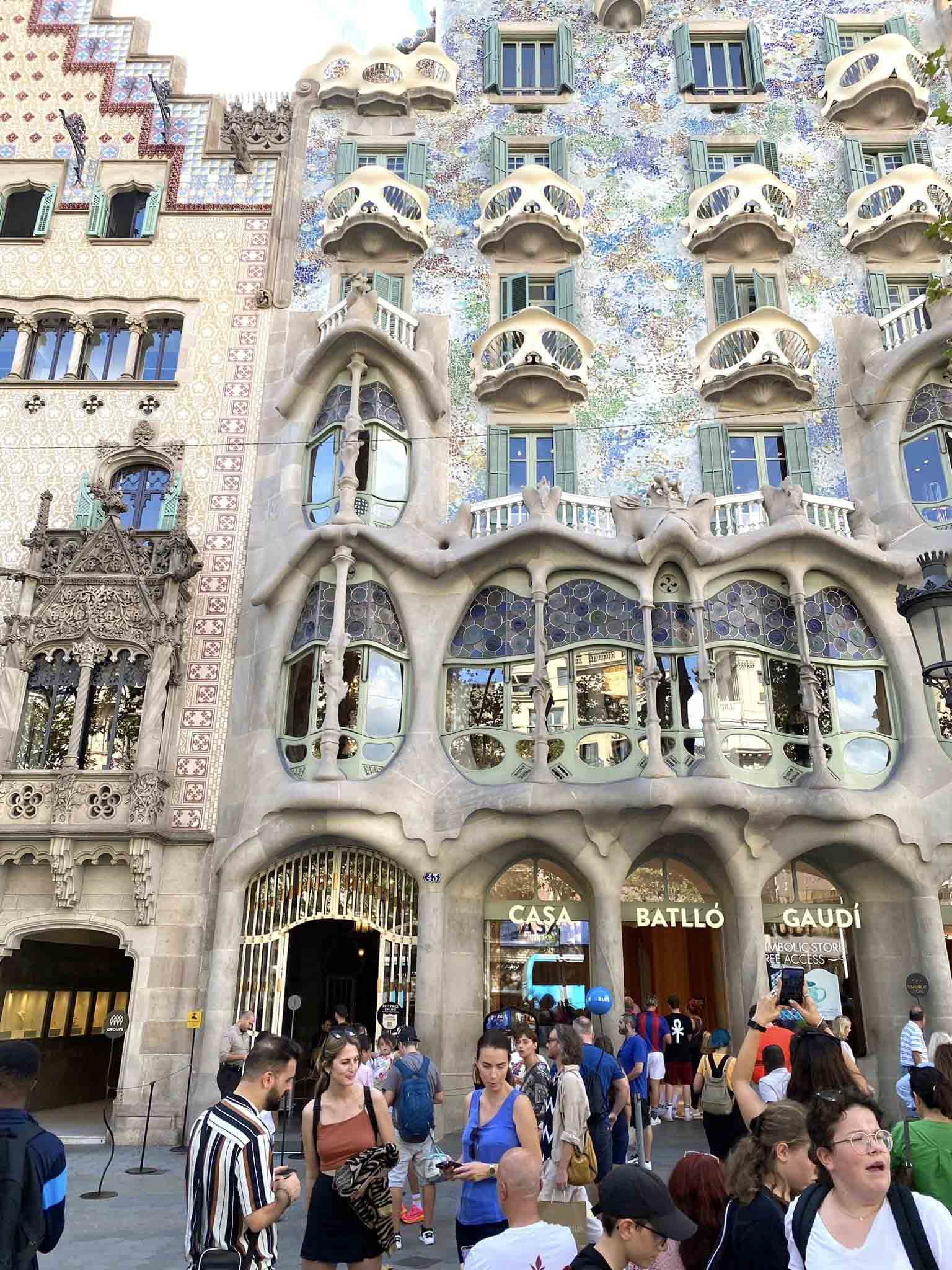 Đến Barcelona ngắm những công trình kiến trúc ấn tượng