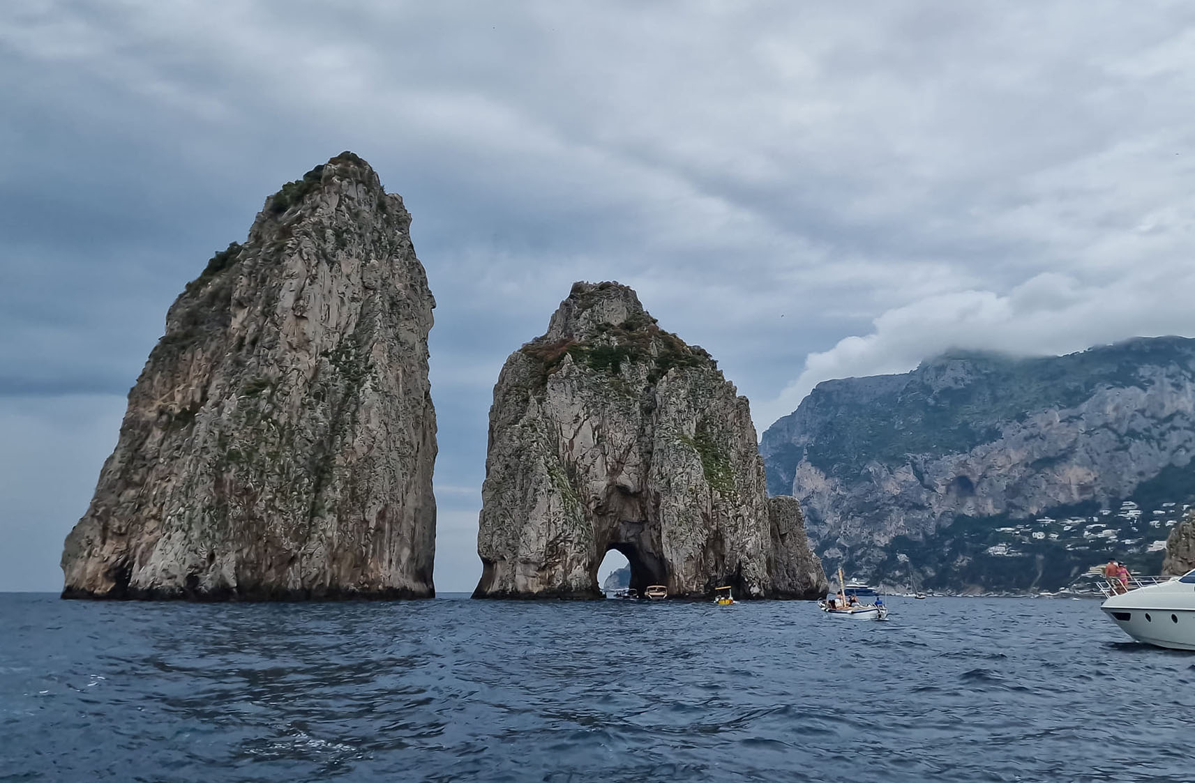 Ngắm vẻ đẹp Capri, hòn đảo nằm ngoài khơi vịnh Napoli của Ý