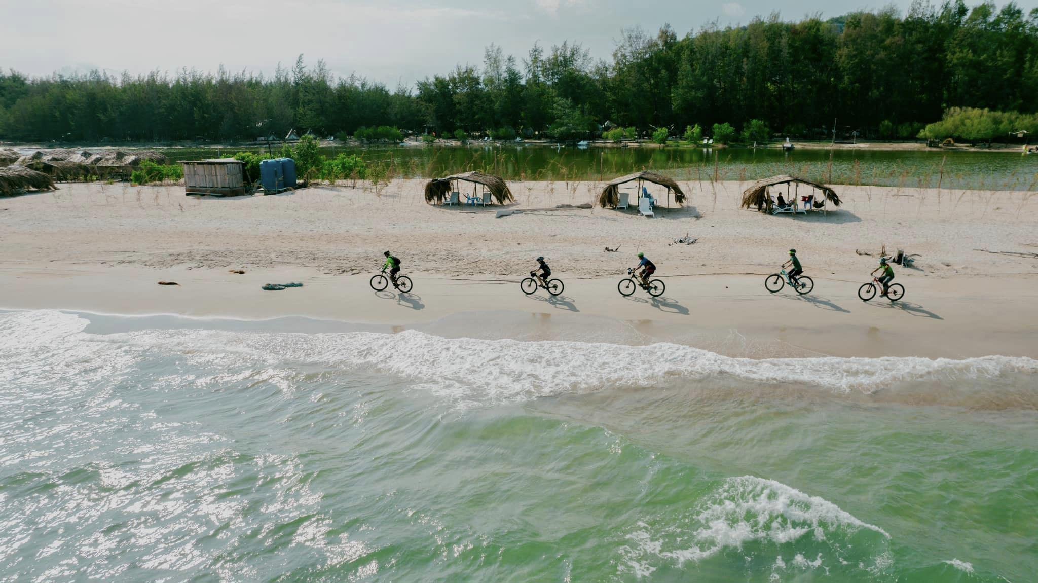 Cuối tuần, đi xe đạp ‘xuyên rừng’ Phước Bửu, cắm trại ở Hồ Cốc